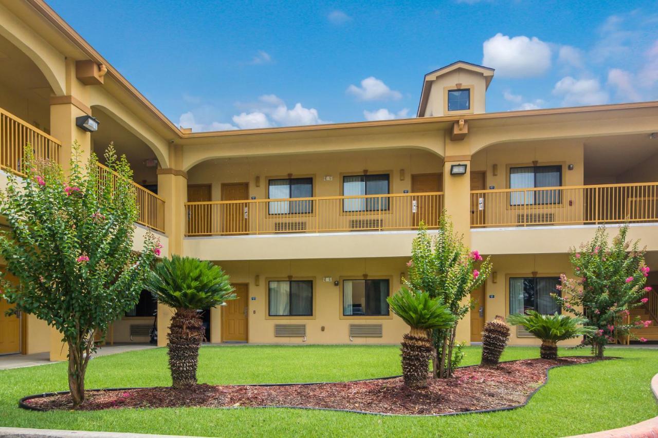 Americas Best Value Inn & Suites Tomball Exterior photo